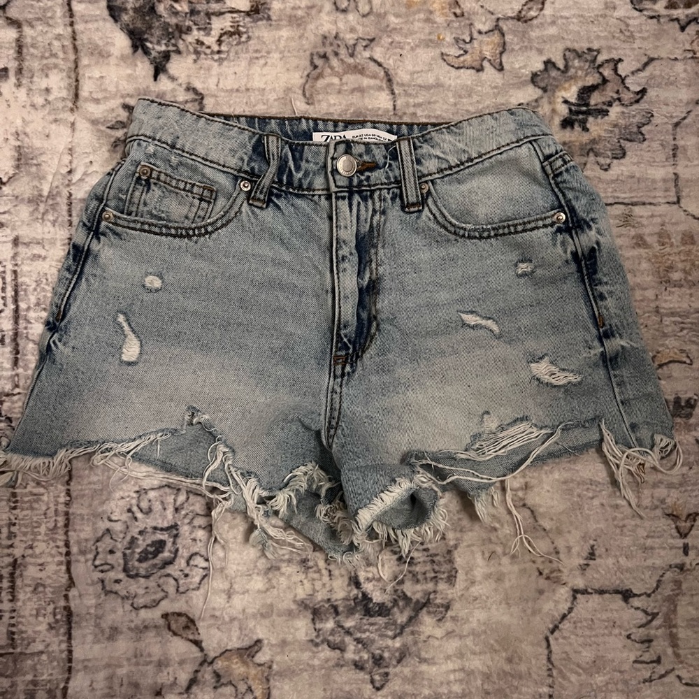 ZARA LIGHT WASH CUT OFF JEAN SHORTS